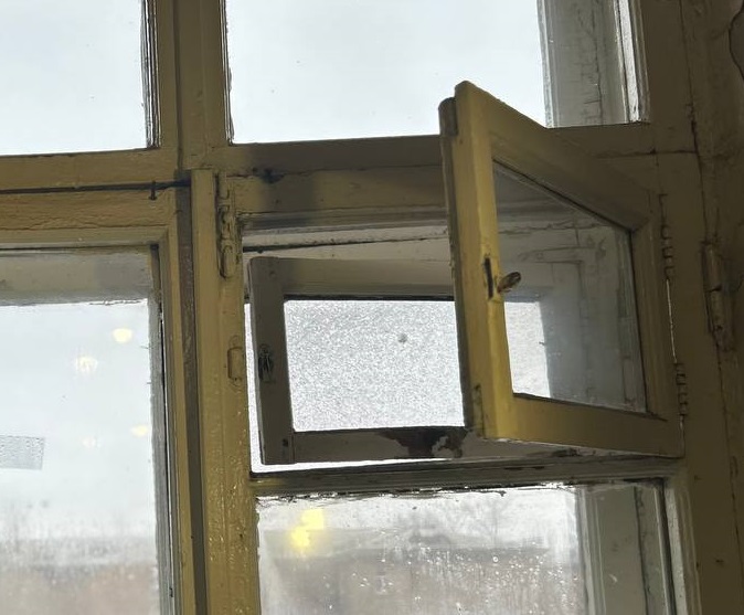 Врачи спасли пациента с отказом почек, застрявшего в форточке