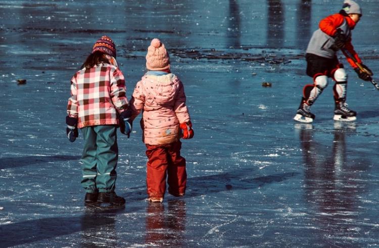 "Будьте готовы провалиться под лед в любую секунду": спасатель рассказал о том, как избежать трагедии на зимних водоемах