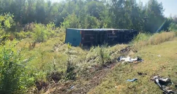 В Самарской области после столкновения грузовика и легковушки погибли два человека
