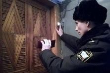 В Новокуйбышевске должница потребовала к себе троих приставов мужского пола