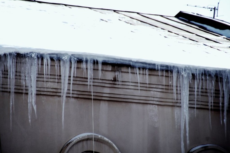 В Самаре при падении глыб льда пострадали мужчина и женщина