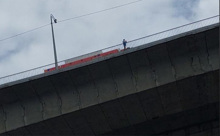 В Нижнем Новгороде молодого человека сняли с ограждения Мызинского моста