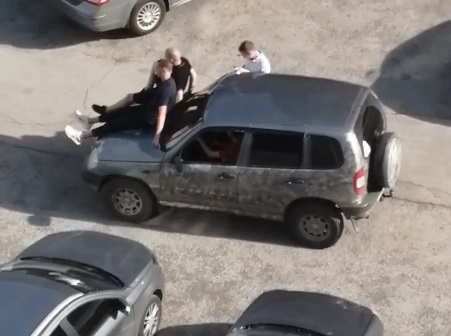 В Тольятти водителя наказали за катание троих парней на капоте внедорожника