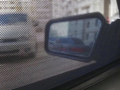 Водителям на заметку: что нельзя вешать на стекла автомобилей