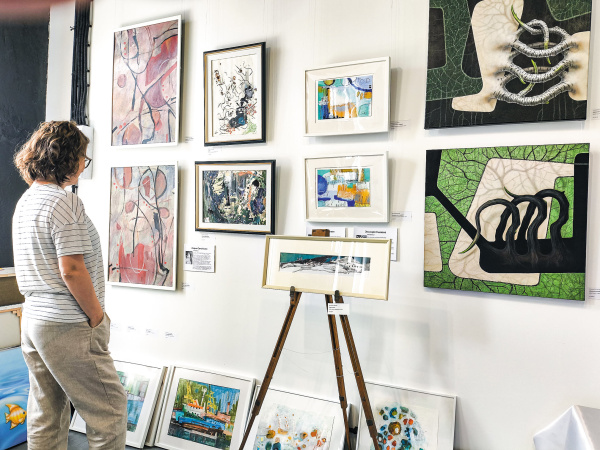 Поля, морские жители и танцы: самарские художницы представили свой взгляд на лето на выставке абстрактного искусства