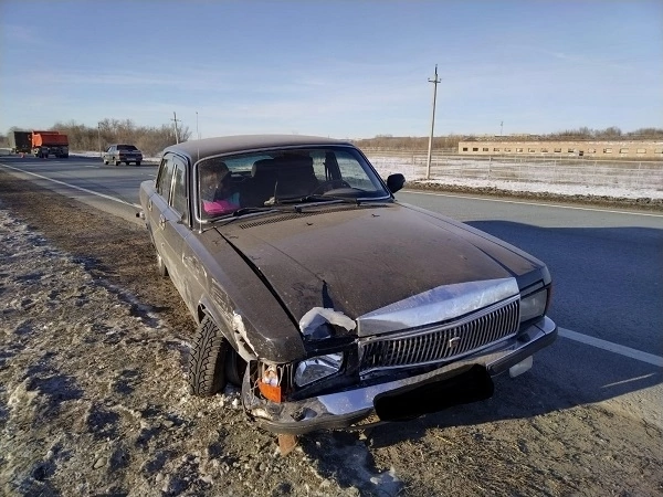 В Самарской области "Волга" насмерть сбила водителя КамАЗа на обочине