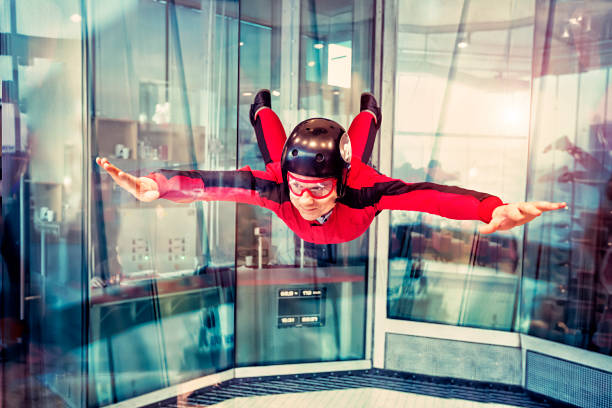 Девятилетняя рекордсменка по полетам в аэротрубе готовится к прыжку с парашютом 