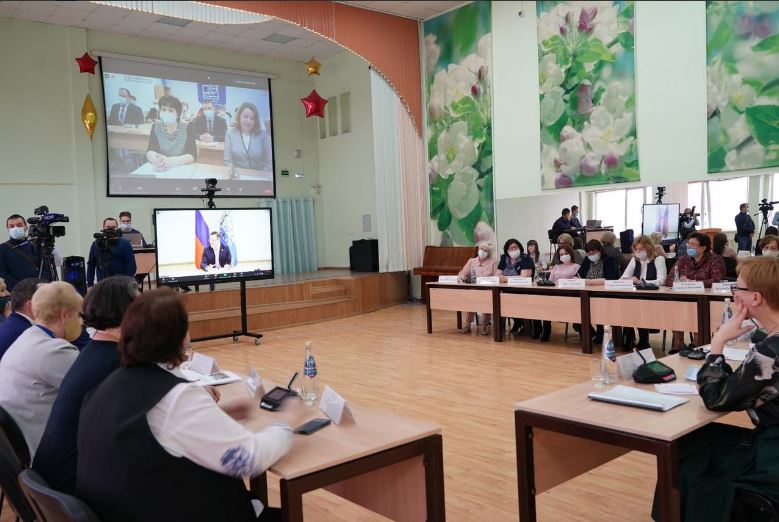 Дмитрий Азаров предложил областному родительскому собранию подключаться к урегулированию конфликтов в школах