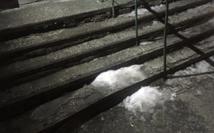 В Самаре начали расследование уголовного дела из-за падения глыбы льда на ребенка