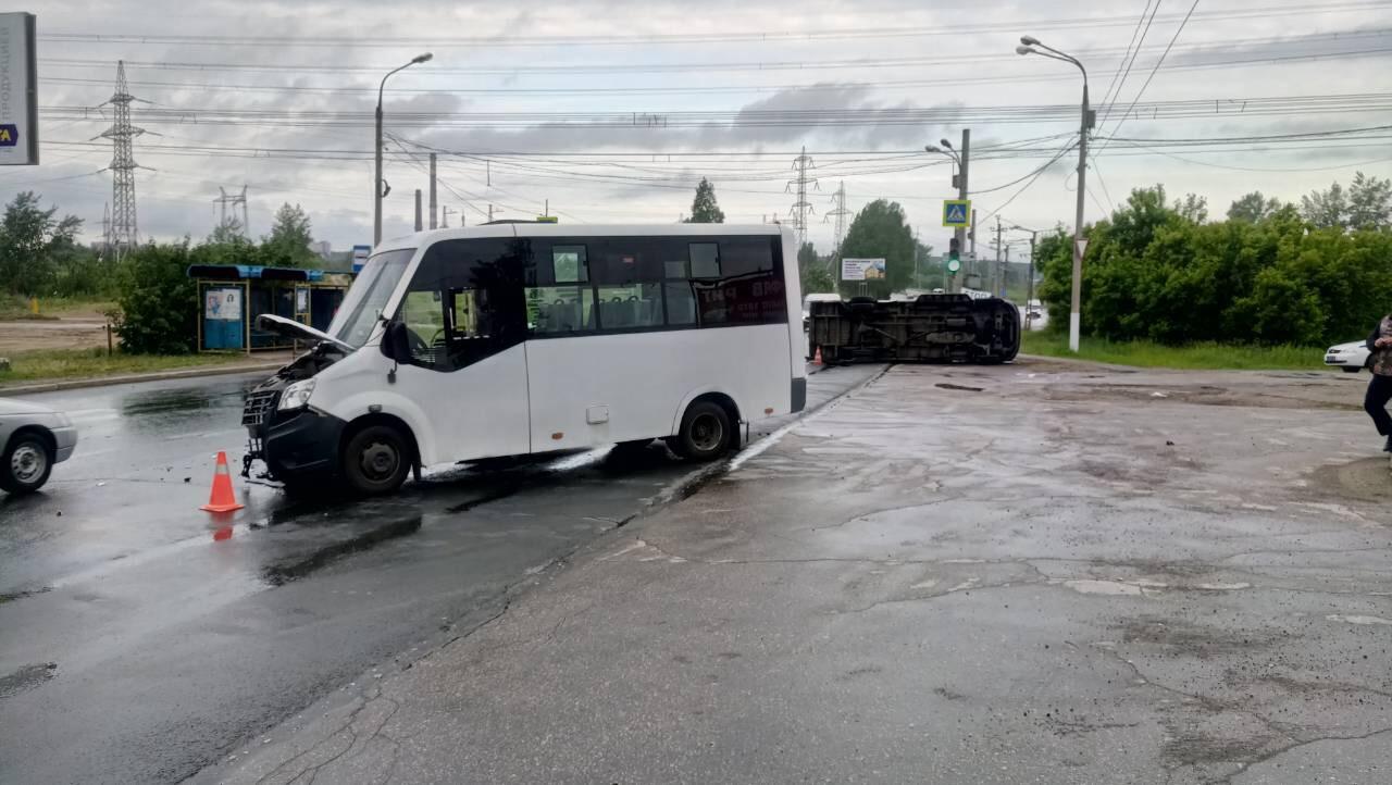 Автобус 2 тольятти. Авария маршрутки Тольятти. Авария в Тольятти с участием микроавтобуса. ДТП маршрутка в Тольятти.