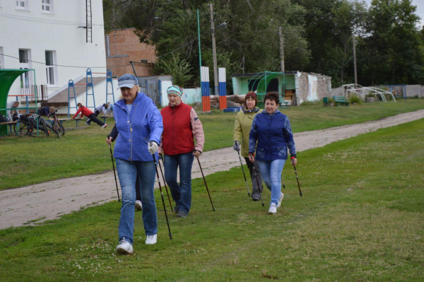 Скандинавская ходьба завоевывает популярность у жителей Кинеля 