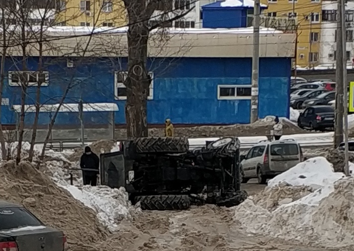 В Самаре трактор не смог победить снег и завалился на бок
