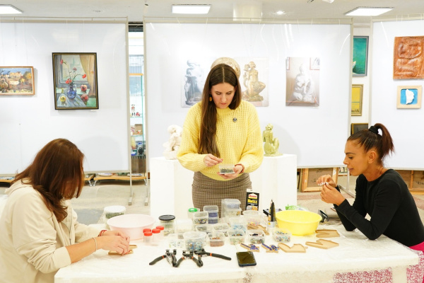 Светящееся искусство: Алена Медведева обучает самарцев старинному ремеслу