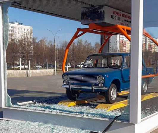 В Тольятти вандалы разбили стеклянный павильон со знаменитой "Копейкой"
