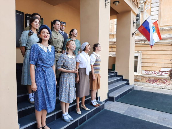 Актёры "Камерной сцены" дали концерт на крыльце театра 22 августа