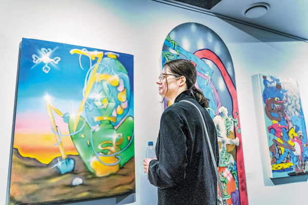 Между граффити и сказкой: в Самаре открыли первую персональную выставку Святослава Таранова