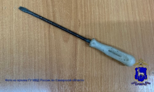 В Самаре во время посиделок мужчина ударил отверткой своего пьяного приятеля