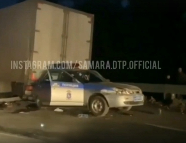 В Самарской области водитель "Приоры" уснул за рулем и отправил полицейскую машину под грузовик