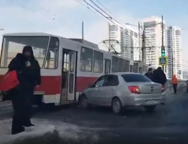 В Самаре на Ташкентской легковушка врезалась в трамвай