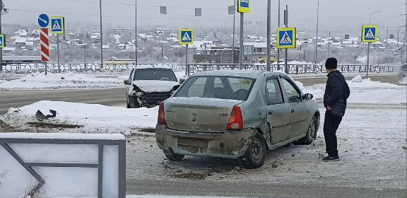 В Волжском районе лоб в лоб столкнулись легковушки