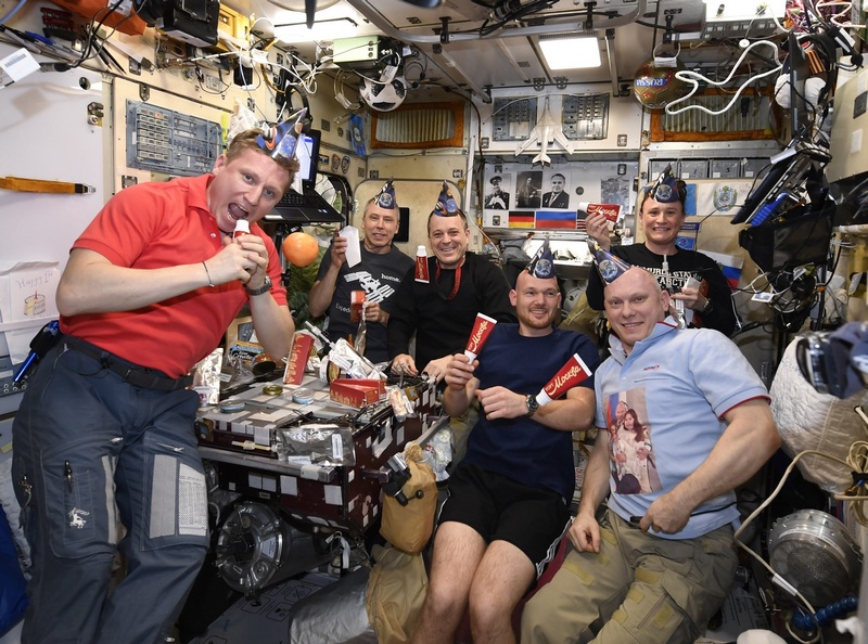 Школьнице из Самары российские космонавты рассказали об орбитальных десертах