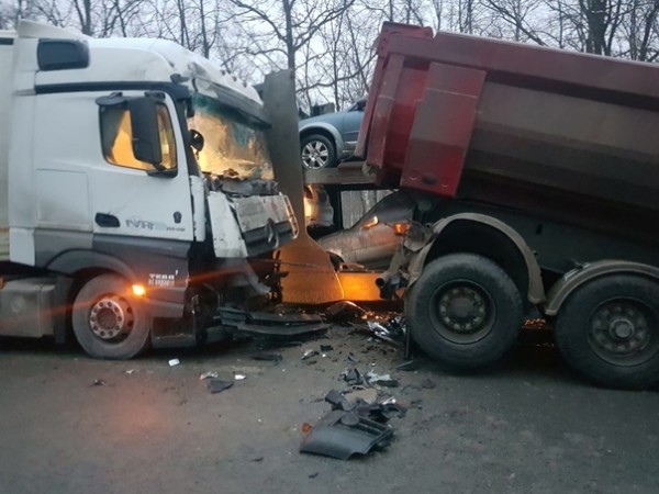 На трассе Самара - Уфа организовано реверсивное движение после ДТП с 4 грузовиками