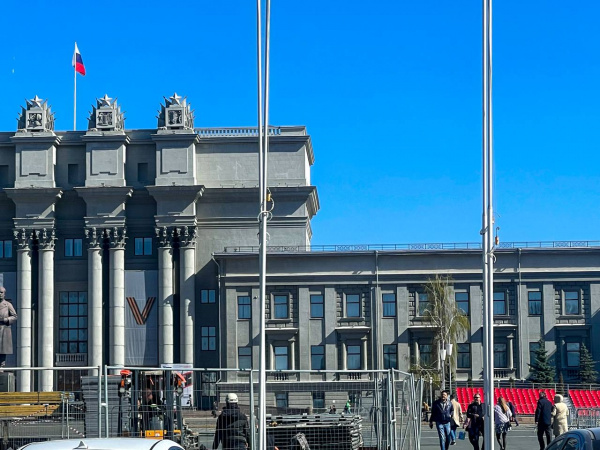 На площади Куйбышева начали устанавливать трибуны к Параду Победы