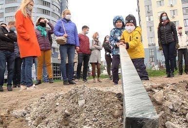 В Самаре во дворе на Луначарского развернулась война за парковку