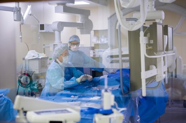 Хирурги из Новосибирска провели уникальную операцию 2-летней девочке с пороком сердца