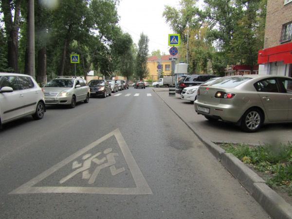 В Самаре возле школ устанавливают новые дорожные знаки и наносят разметку 