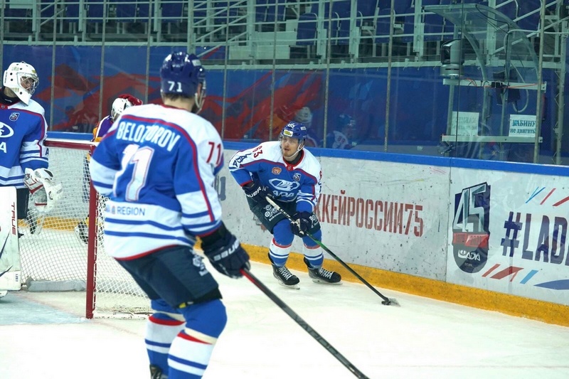  Хоккейная "Лада" одержала вторую победу в сибирском турне
