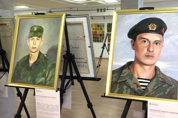 "В сердце и памяти": в Самаре проходит выставка портретов погибших участников СВО