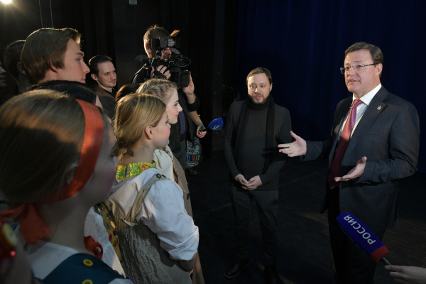 Дмитрий Азаров поддержал финалистов "Театрального Приволжья"