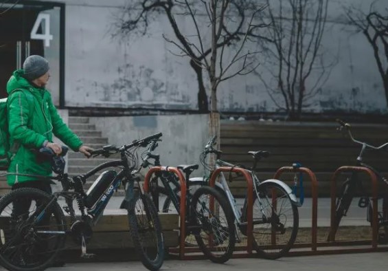 Агрессивные клиенты, свободный график, износ авто: самарский курьер раскрыл подноготную "легкой" профессии