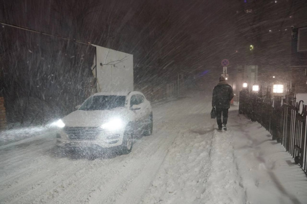 Самарских водителей просят правильно парковаться во время снегопада