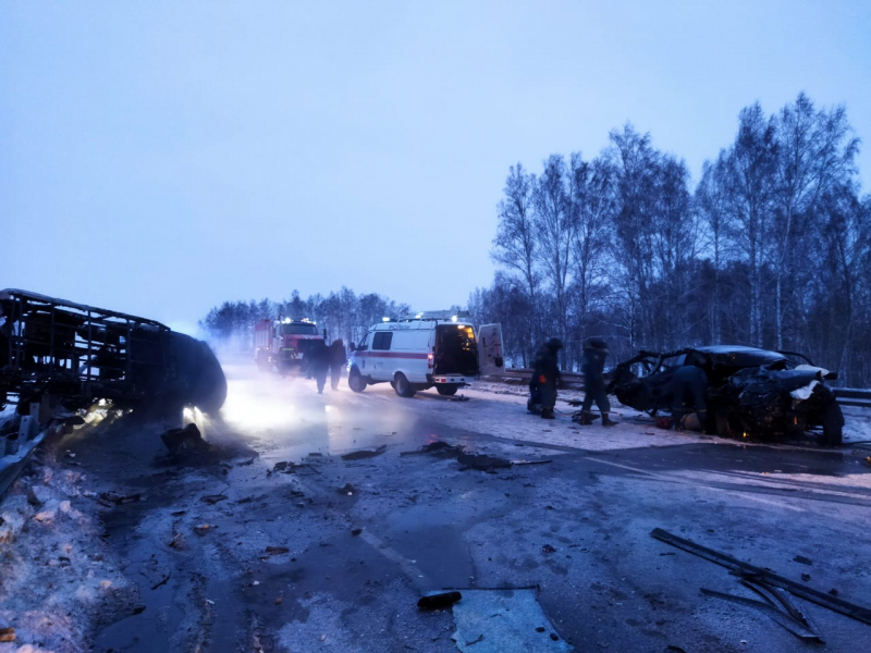 В ДТП под Новосибирском погибли водитель и фельдшер скорой помощи
