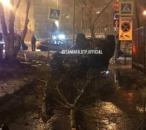 В Самаре на Ново-Садовой перевернулся автомобиль