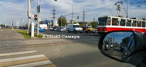 В Самаре на Московском шоссе "Ока" влетела в скорую и перевернулась