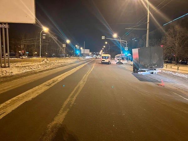 В Тольятти колеса грузовика отлетели в пешехода на остановке