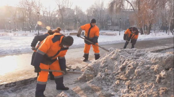 Снег и наледь в Самаре расчищают в круглосуточном режиме