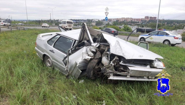 В Самаре 28 июня легковушка влетела в фонарный столб