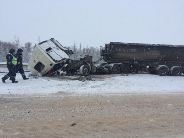 Пассажирка фуры погибла в реанимации после лобового столкновения большегрузов в Самарской области 