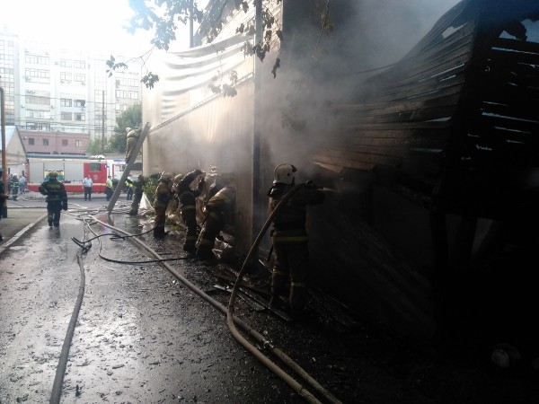 В центре Самары загорелся расселенный дом в 150 кв. м