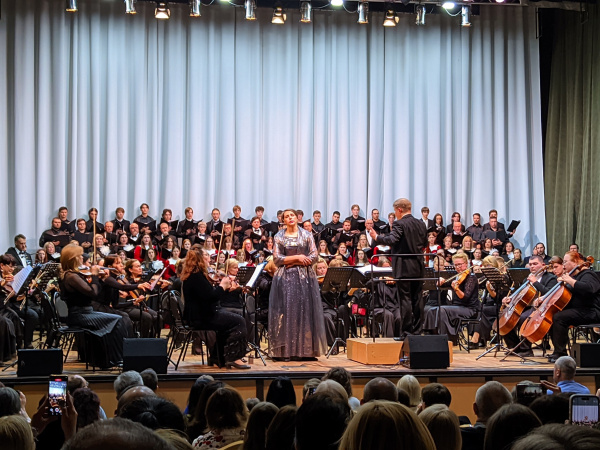 В Тольятти на концерте патриотической классики выступили четыре хора и самарская оперная дива