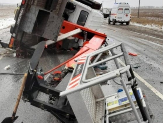 На трассе в Самарской области 20 декабря столкнулись два грузовика