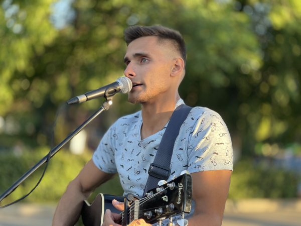 "Девушка захотела жить после концерта": самарский артист Андрей Impulse рассказал, как стал уличным певцом