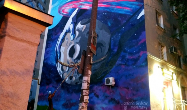 "Борьба" за Луну: самарская художница раскрыла секреты нового мурала