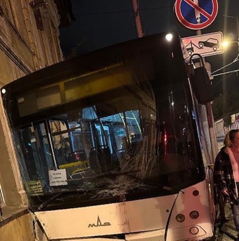 Стали известны подробности о столкновении автобуса с фасадом дома в Самаре