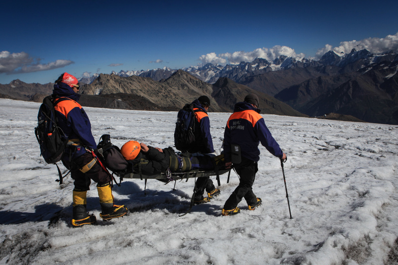 Попал в снежный плен: на Эльбрусе спасли застрявшего в расщелине альпиниста