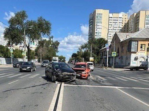В Самаре 27 июля при столкновении "Калины" и "Хендая" пострадала женщина